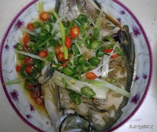 清蒸武昌鱼的11种做法，鱼肉鲜美汤汁香醇，是道零失败的家常蒸鱼