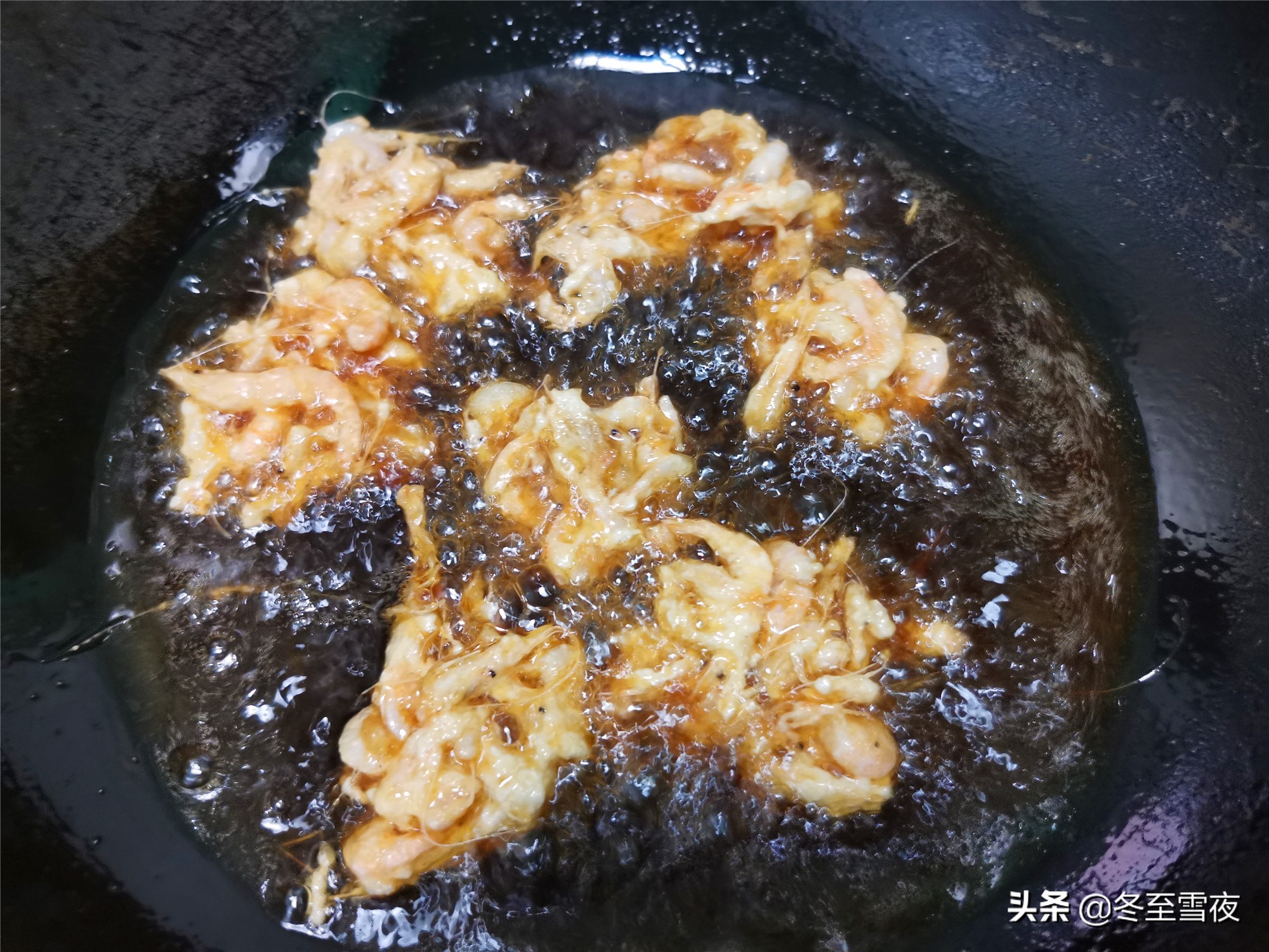 小河虾别总炒着吃，教你这样做，金黄香酥，比炒的好吃百倍