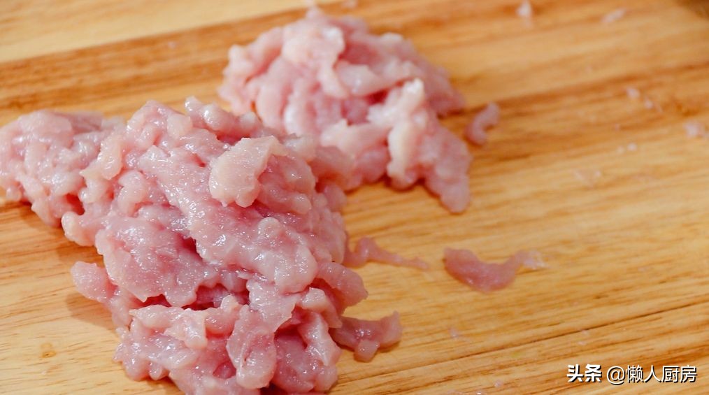 莴笋炒肉丝，这样处理一下，猪肉下锅容易炒散，更加嫩滑
