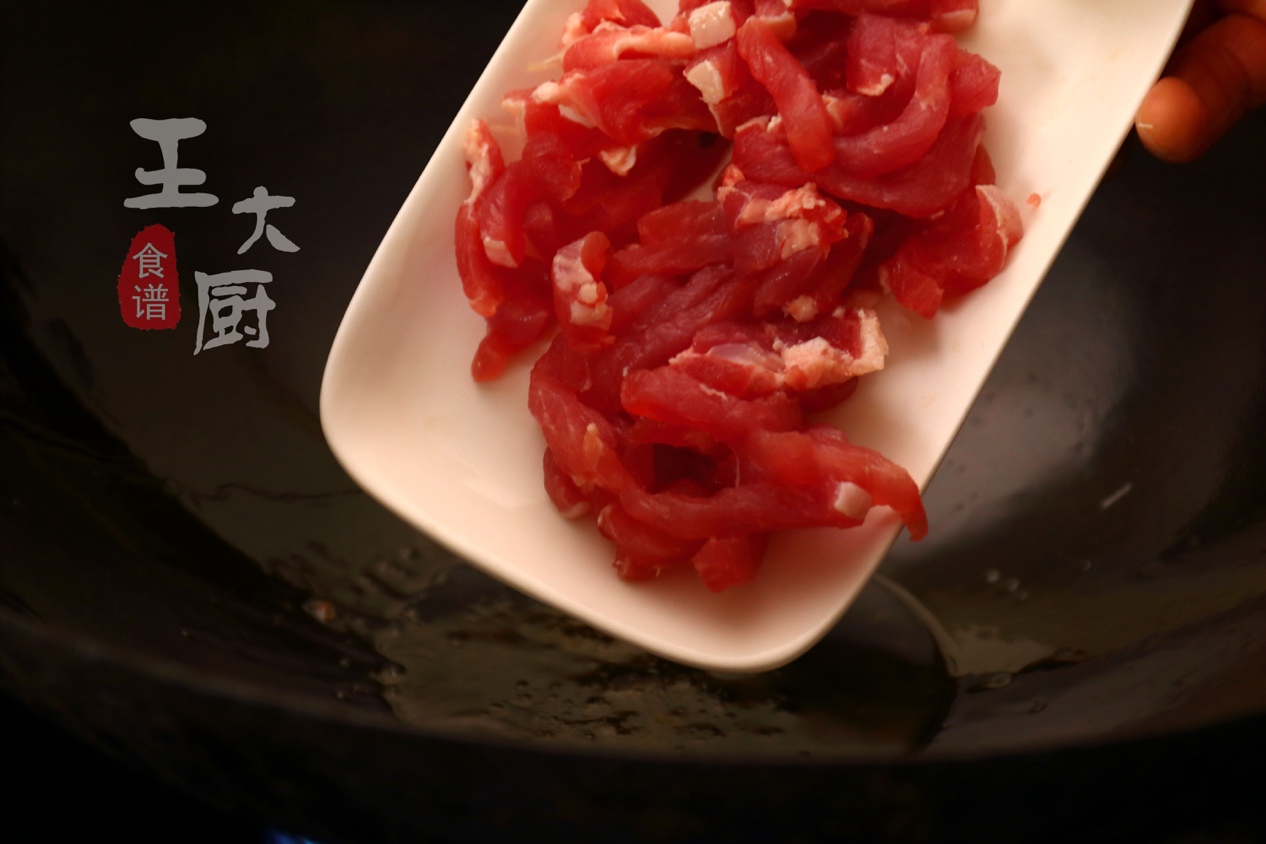 金针菇炒肉丝，3分钟就能学会美味家常菜，味道鲜美好吃不腻