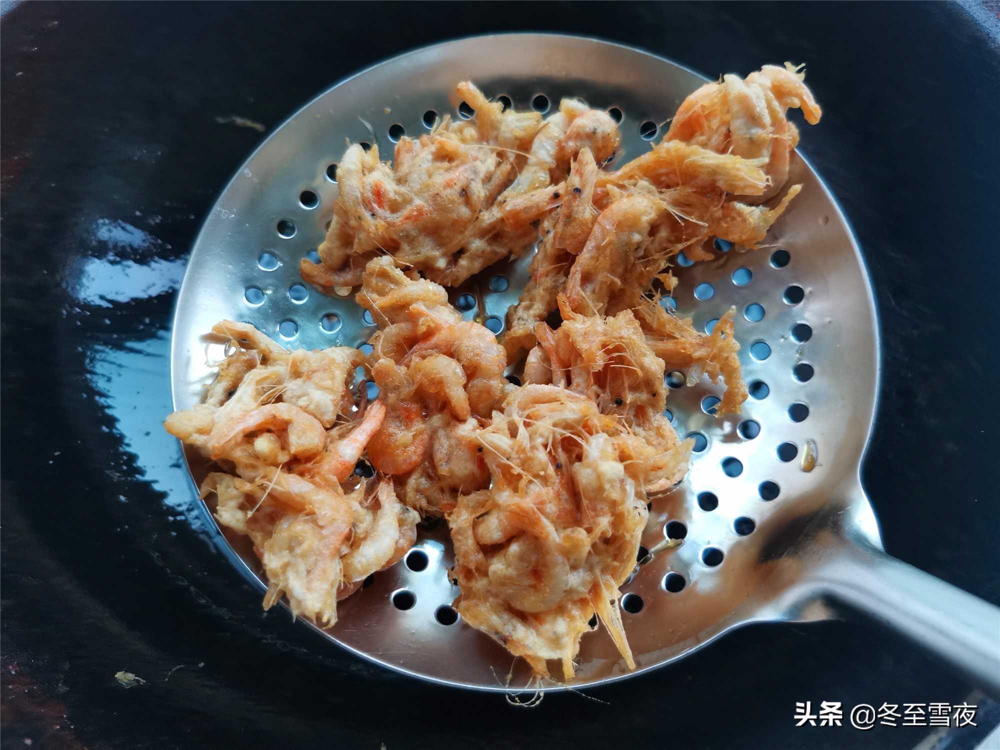 小河虾别总炒着吃，教你这样做，金黄香酥，比炒的好吃百倍