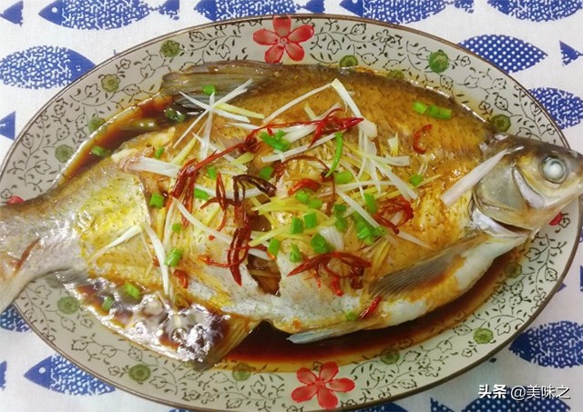 清蒸武昌鱼的11种做法，鱼肉鲜美汤汁香醇，是道零失败的家常蒸鱼