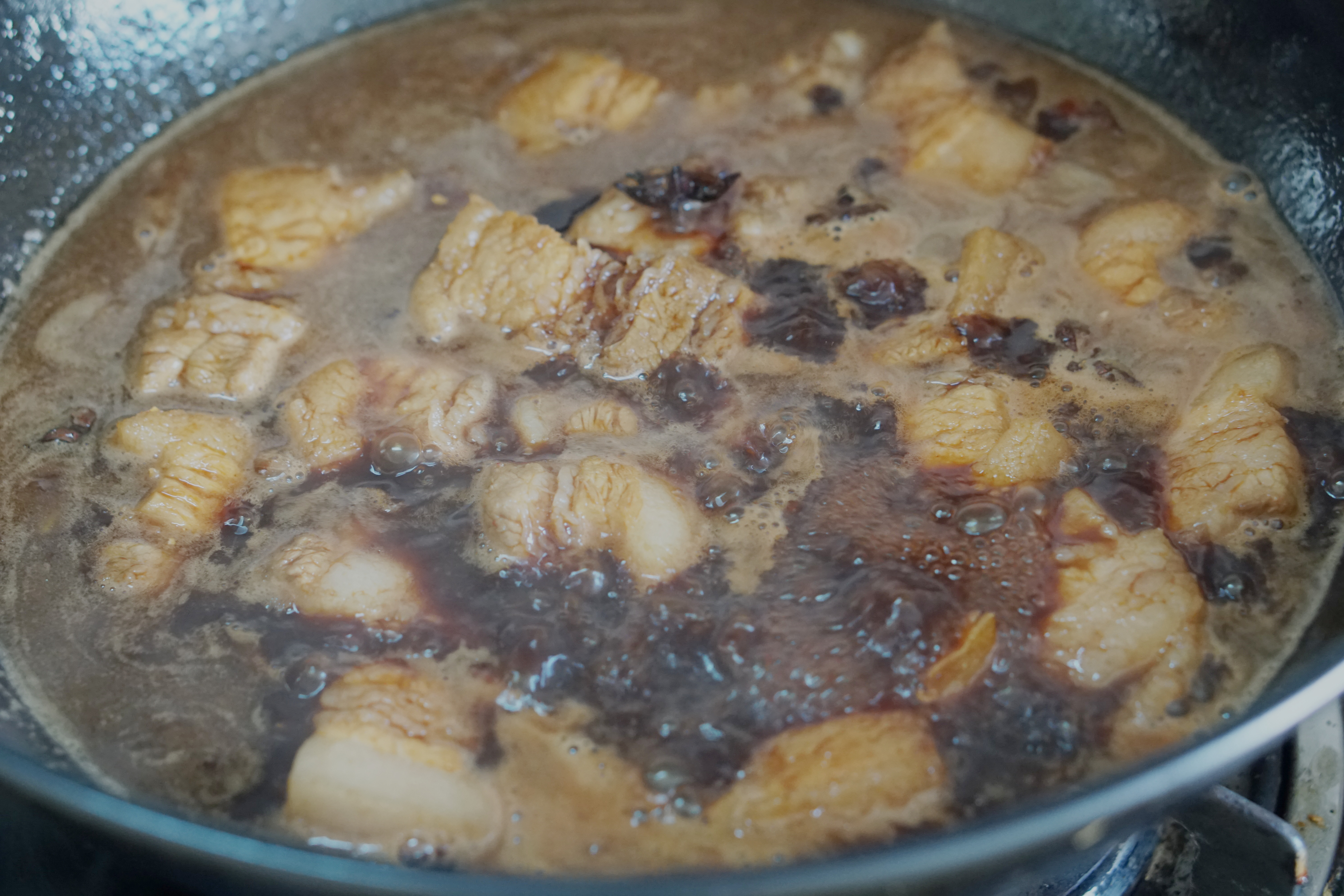 腊月气温骤降，炖上一锅土豆五花肉，鲜香美味和米饭很配