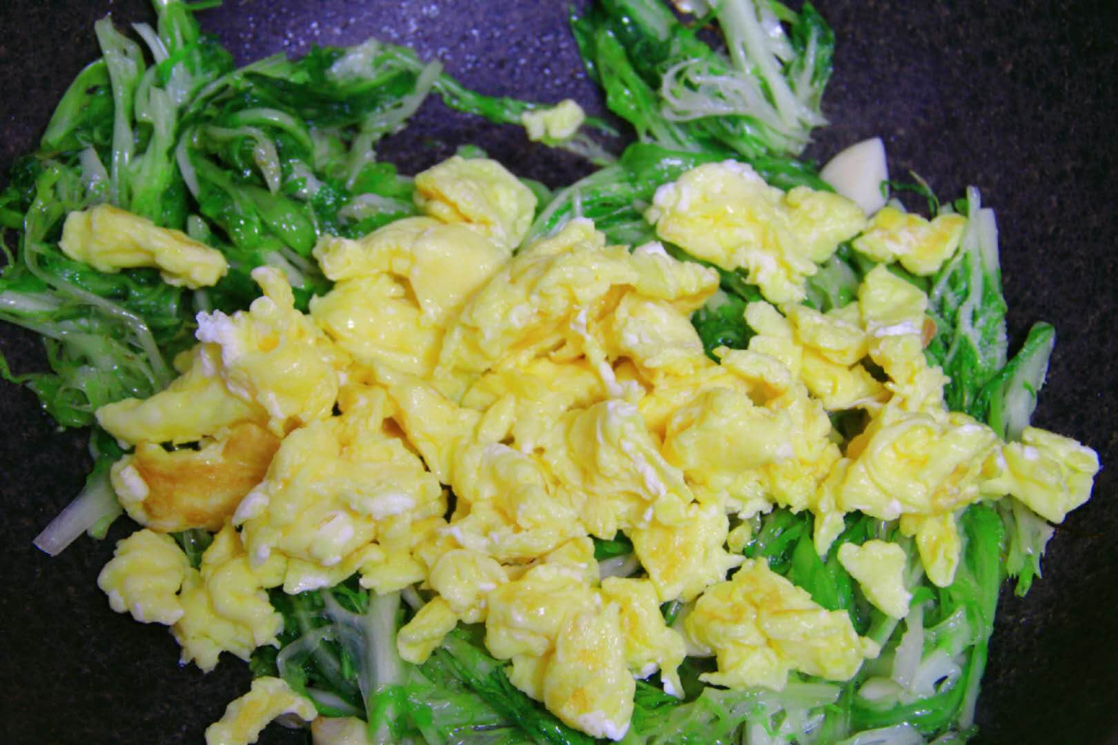 用这菜来炒鸡蛋，比韭菜炒蛋鲜美，降火又补充蛋白，孩子要多吃