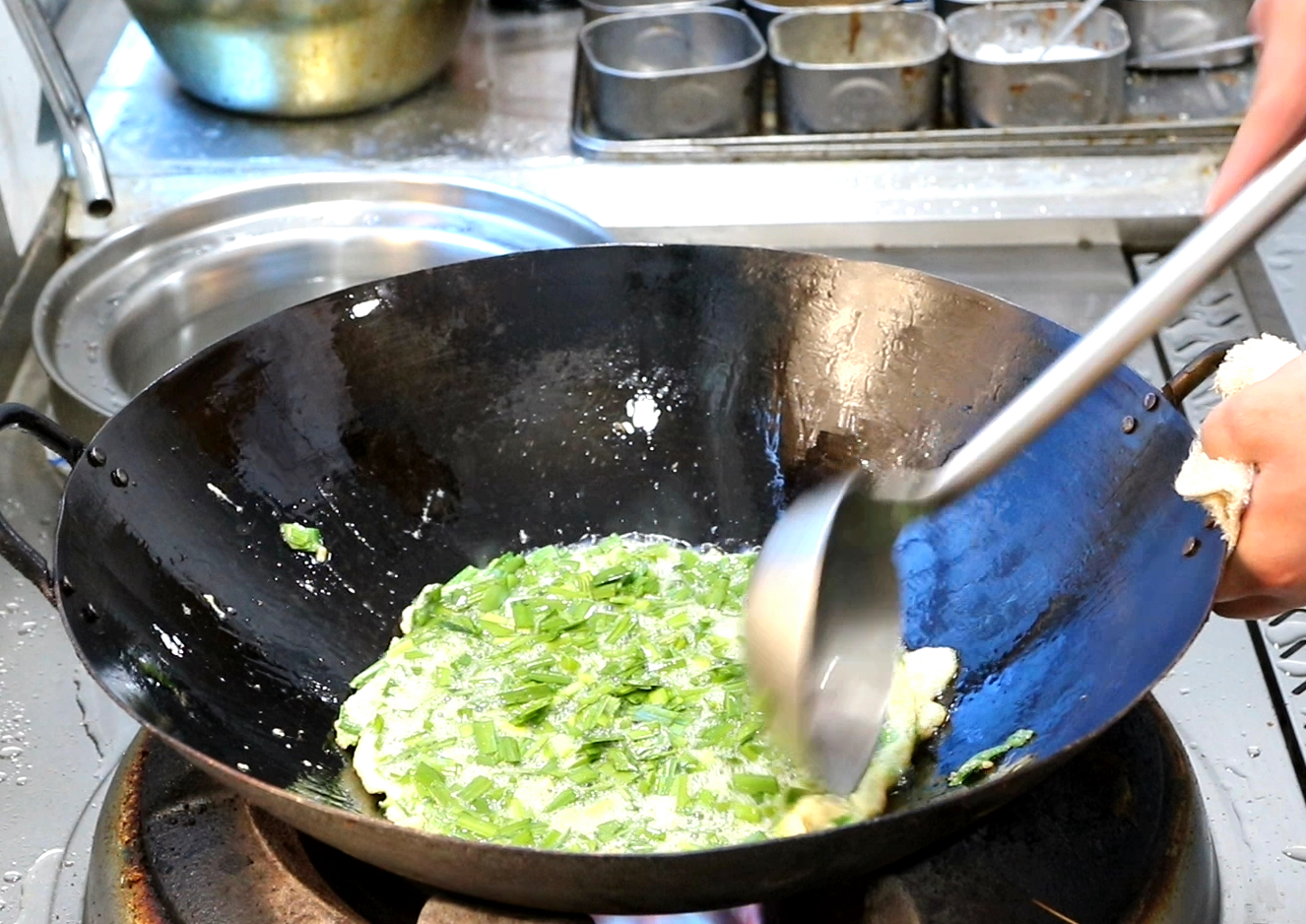 韭菜炒鸡蛋的饭店做法，厨师长分享妙招，鸡蛋鲜嫩，韭菜香甜细腻