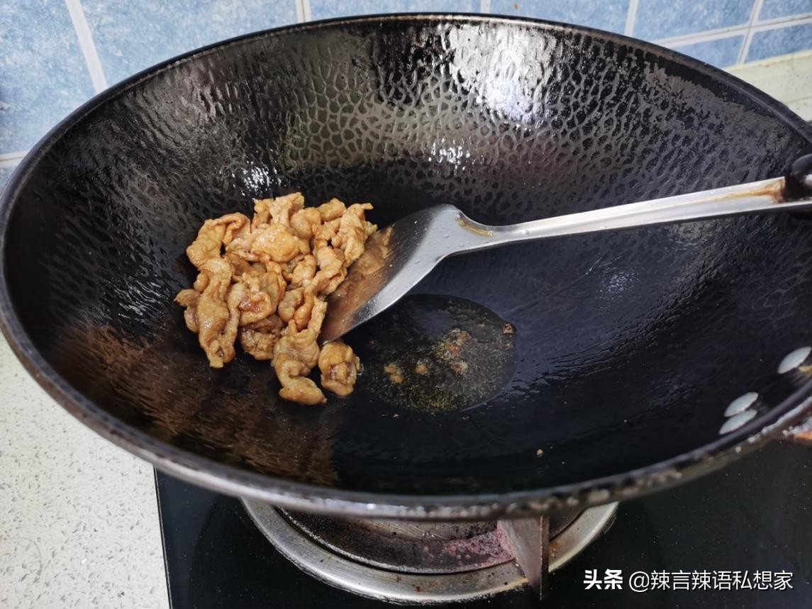 给传统的莴笋炒肉片增加一点新意，加两个青椒进来味道大不同