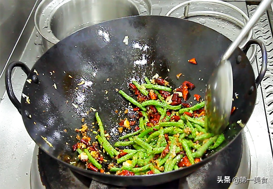 厨师长分享干煸四季豆做法，用一招，四季豆无毒不夹生，香辣可口