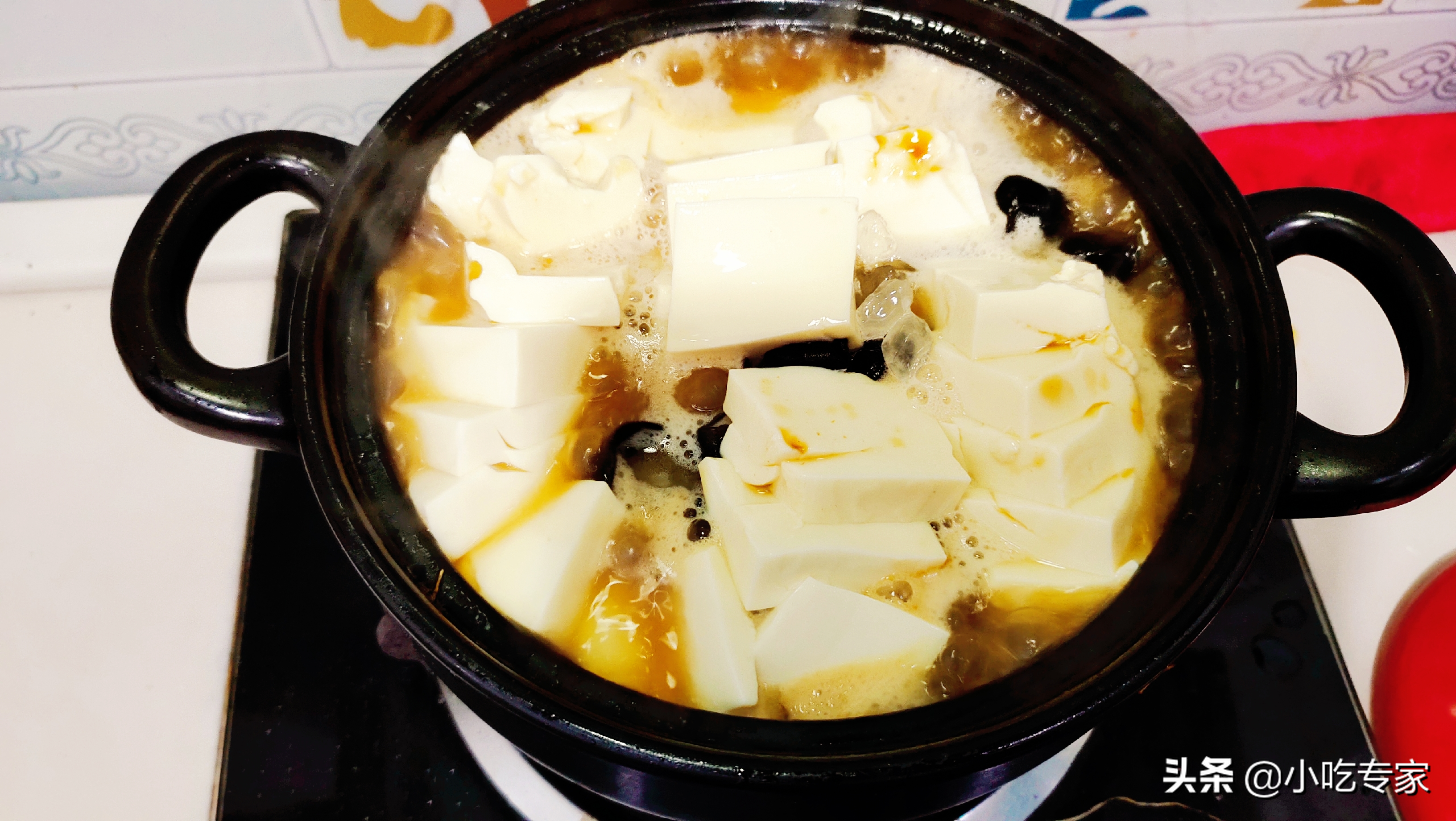 这才是砂锅豆腐最好吃的做法，冬天炖一锅，就着汤汁都能吃两碗饭