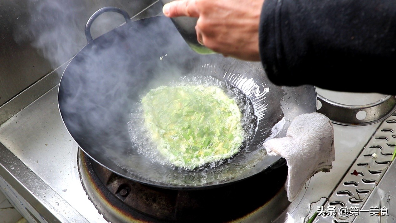 正宗的韭菜炒鸡蛋做法，鸡蛋滑嫩，韭菜翠绿不出水，越吃越香