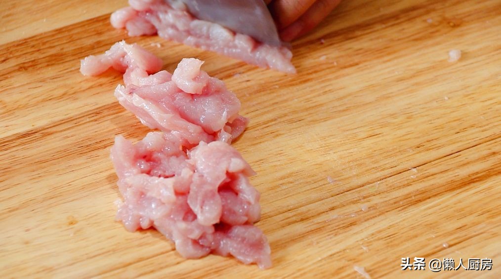 莴笋炒肉丝，这样处理一下，猪肉下锅容易炒散，更加嫩滑