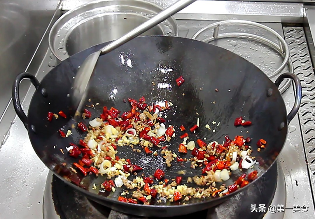 厨师长分享干煸四季豆做法，用一招，四季豆无毒不夹生，香辣可口