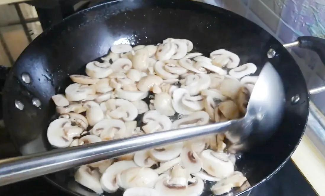 这才是口蘑最香的做法，自从这样做过后，家里的小孩总想着吃口蘑