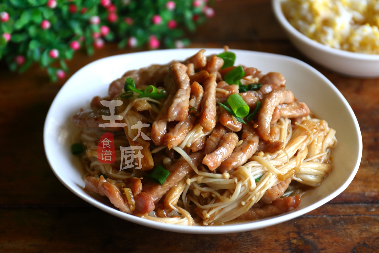 金针菇炒肉丝，3分钟就能学会美味家常菜，味道鲜美好吃不腻