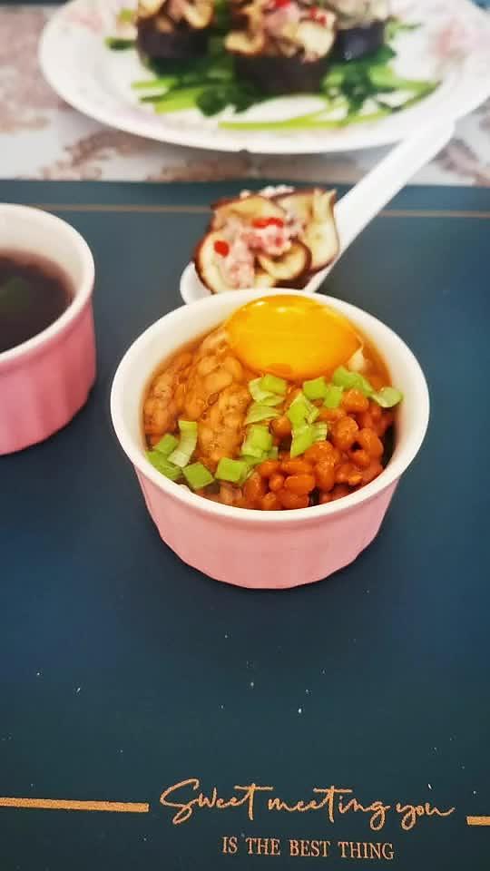 无油低盐早餐：纳豆拌饭，紫菜虾仁补钙汤，蒸茄花